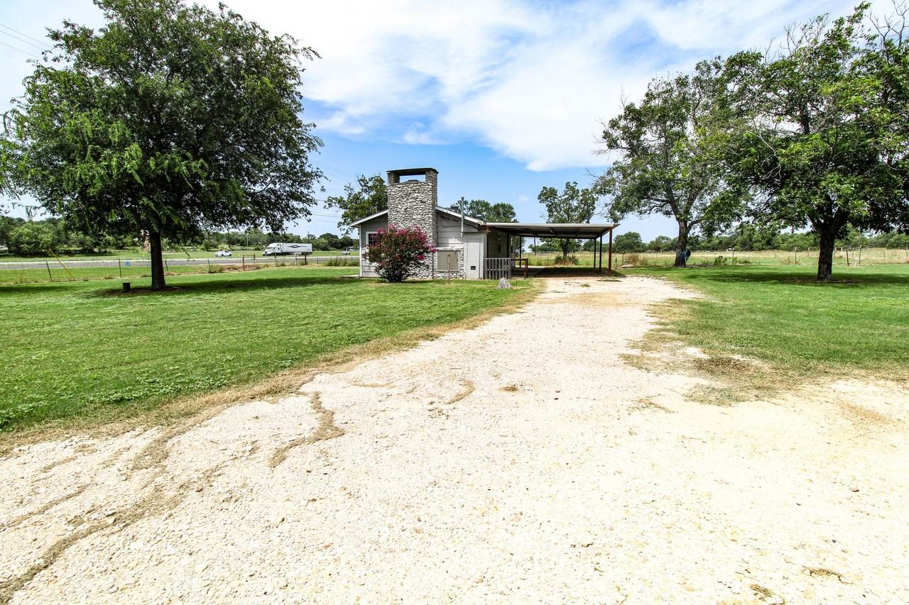 17673 Interstate 35 S - Photo 2 of 20