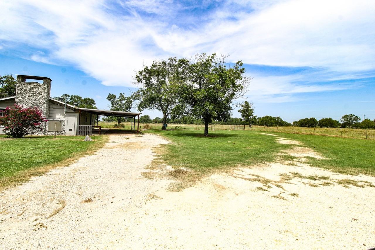 17673 Interstate 35 S - Photo 3 of 20