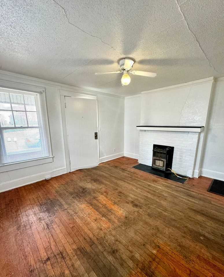 116 E 20th St - Photo 2 of 5