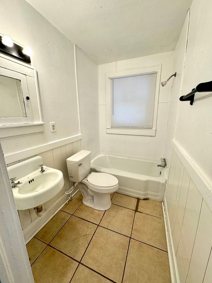 116 E 20th St - Photo 4 of 5