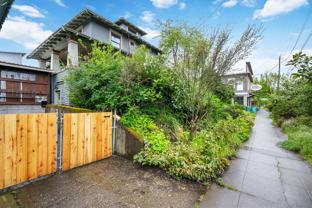 718 Ne Dekum St #B - Photo 1 of 1