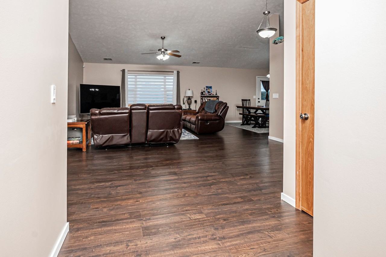 2517 Elm Creek Dr - Photo 5 of 36