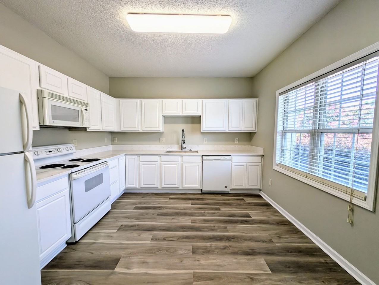 220 Misty Groves Cir - Photo 2 of 25