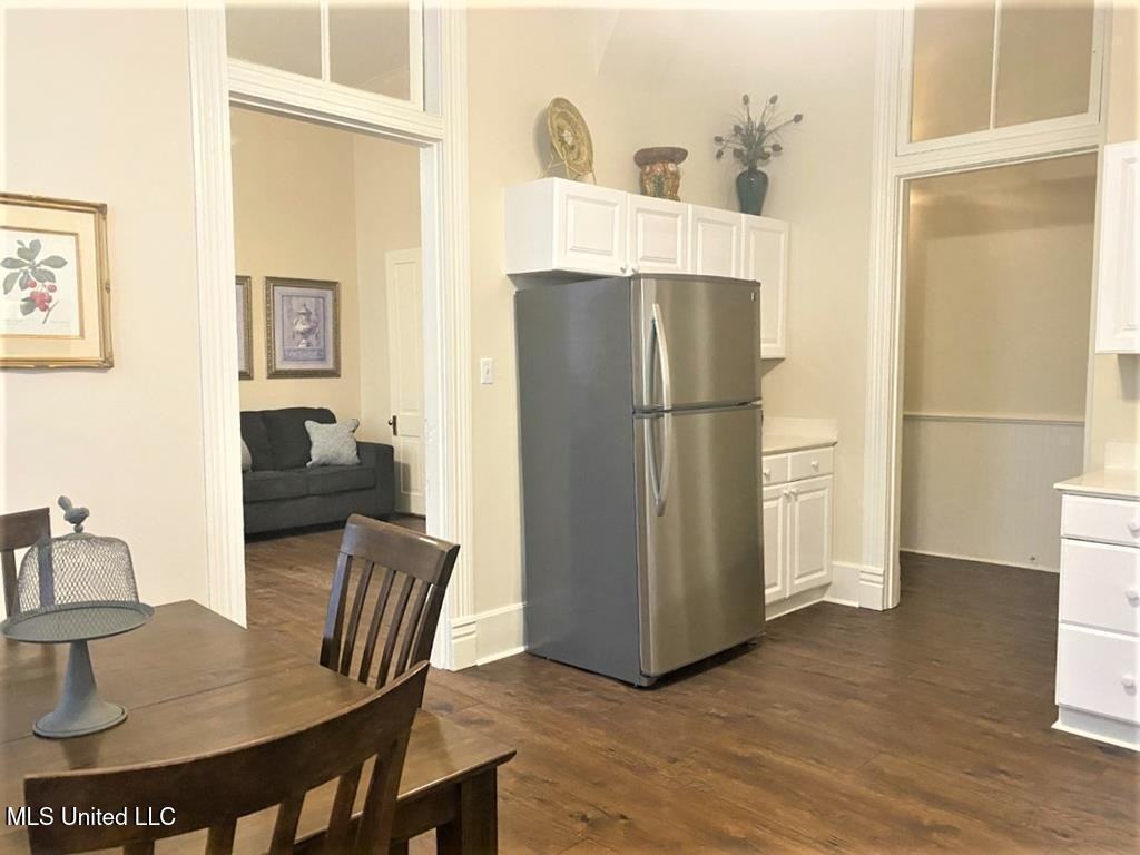 105 N Pearl St - Photo 3 of 29