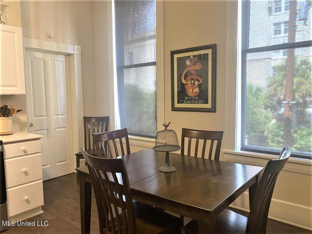 105 N Pearl St - Photo 5 of 29