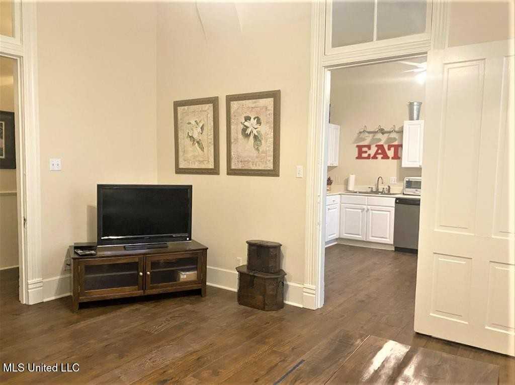 105 N Pearl St - Photo 7 of 29