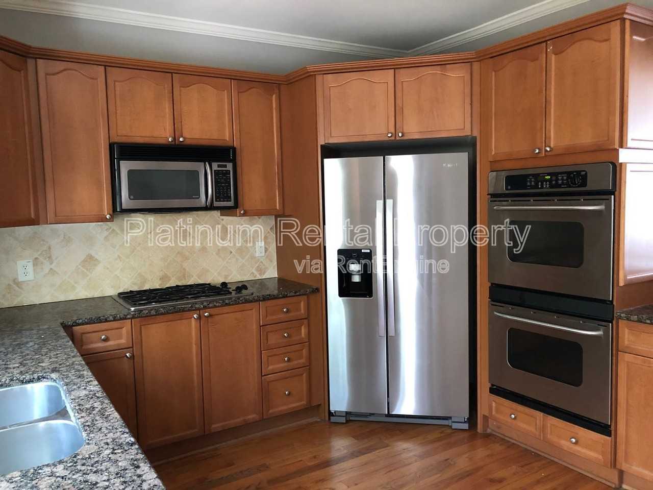 11047 Lorin Way - Photo 5 of 48