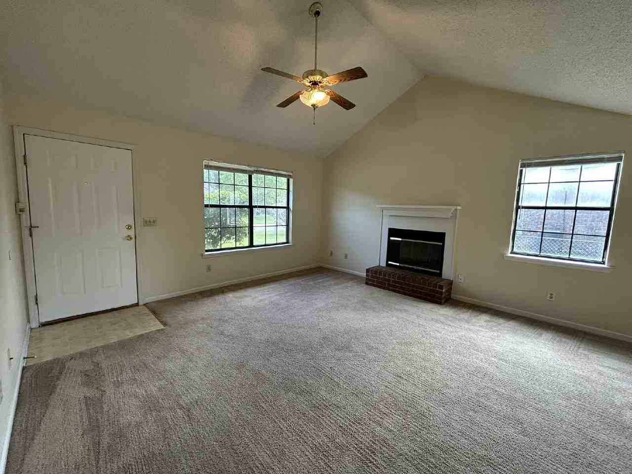 903 Malibu Dr - Photo 2 of 10