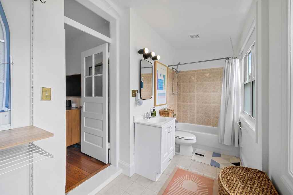 1403 A St Se - Photo 4 of 17