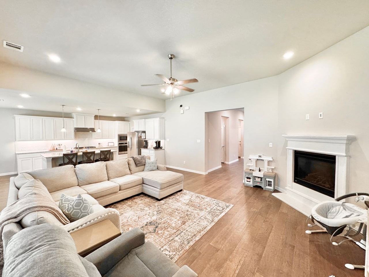 809 Uplands Dr - Photo 3 of 50