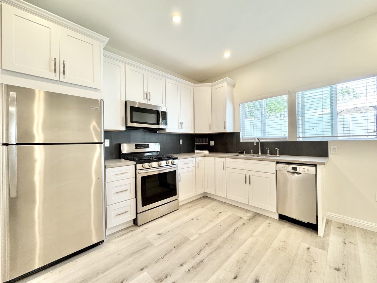 420 S Citrus Ave #420 - Photo 3 of 12