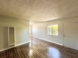 featured image of 976 W 46th St #8