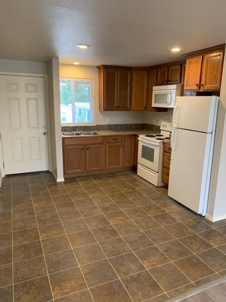 108 Baker Street Apartments - Photo 4 of 26