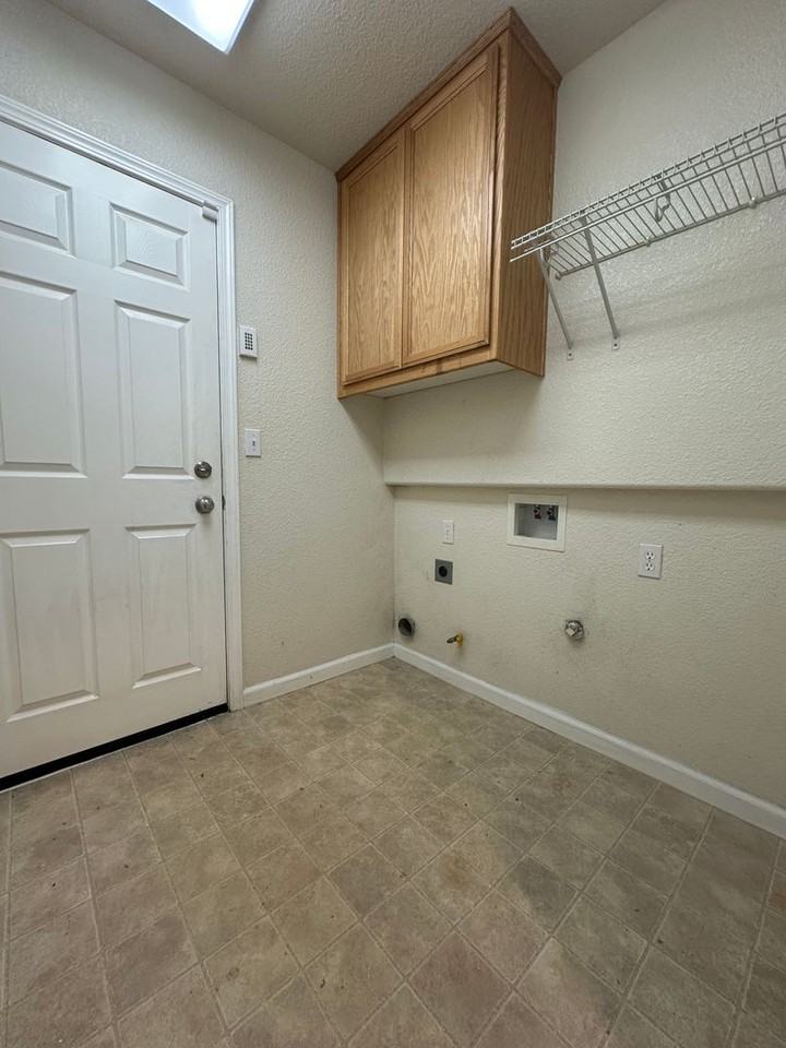 1811 Anastasia Dr - Photo 7 of 30