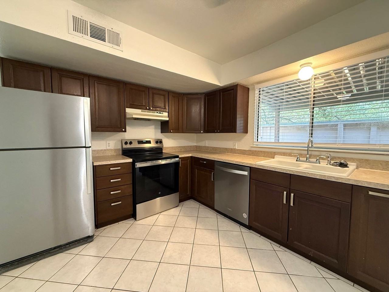 900 W Village Ln - Photo 6 of 33