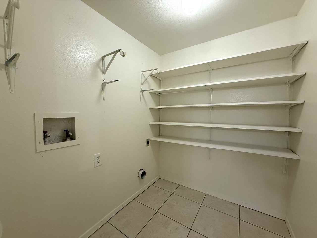 900 W Village Ln - Photo 7 of 33