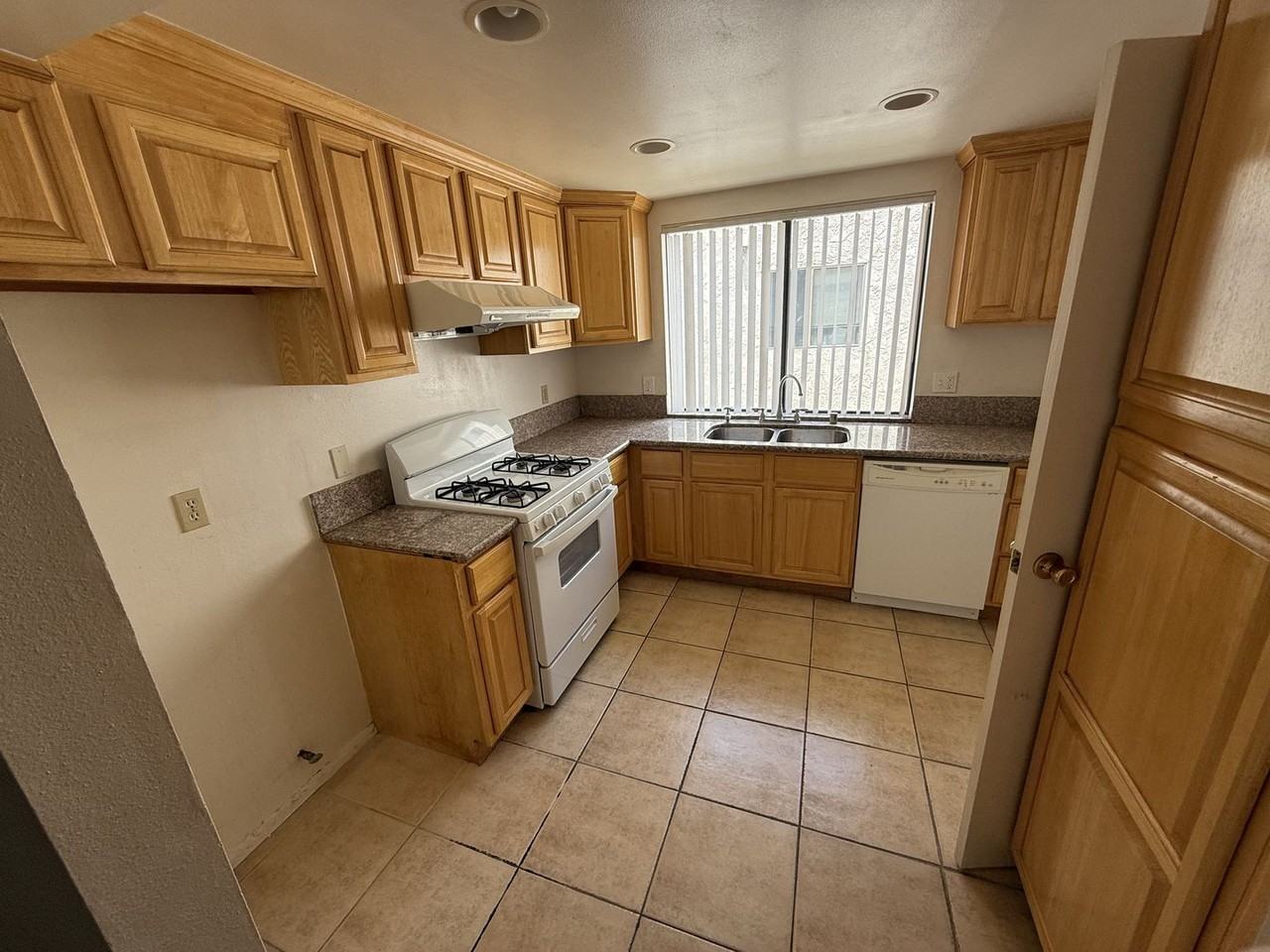 1818 Cedar St #B - Photo 4 of 16