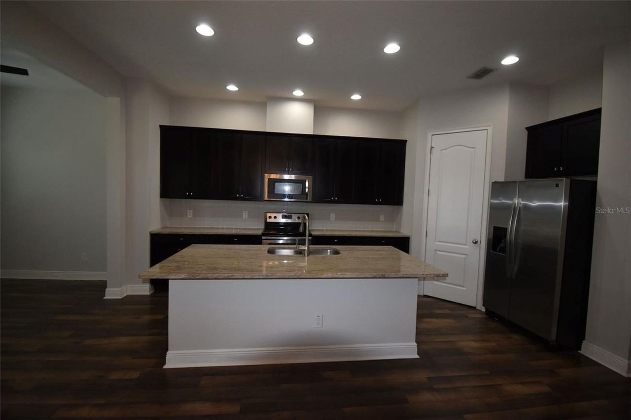 1056 Parma Cir - Photo 3 of 36