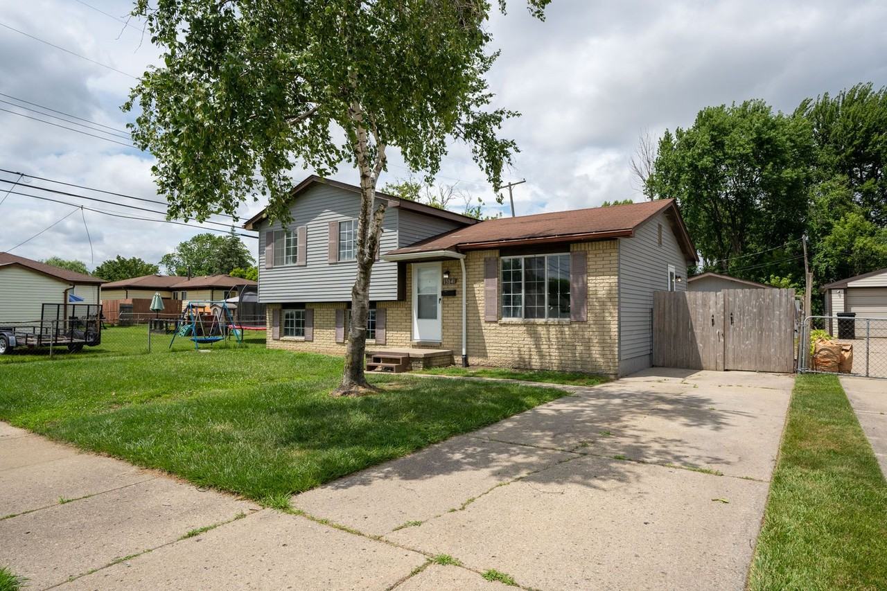 15841 Dort St - Photo 4 of 28