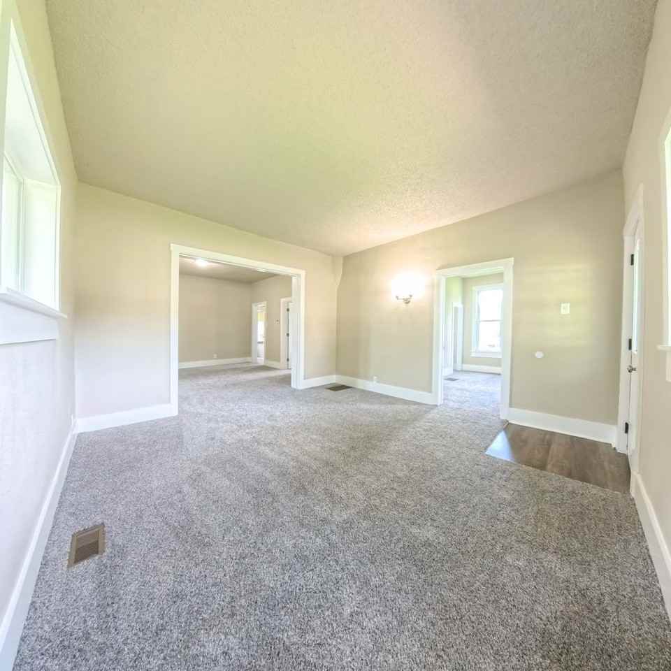 507 W Lincoln Way - Photo 3 of 19