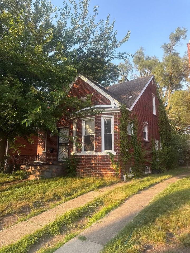 15738 Sorrento St - Photo 2 of 24