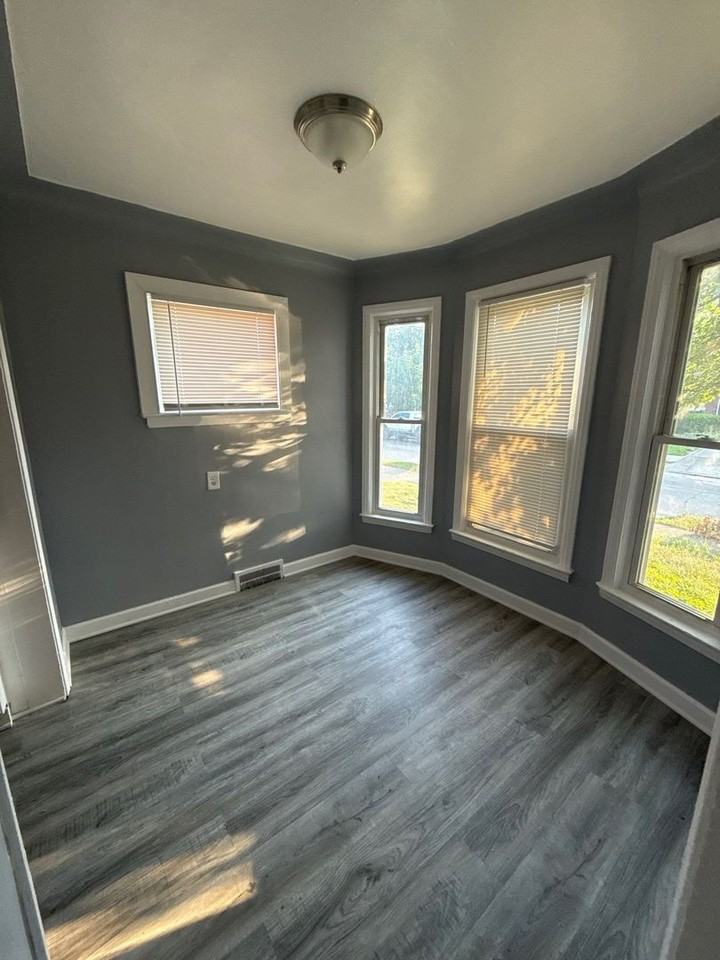 15738 Sorrento St - Photo 6 of 24