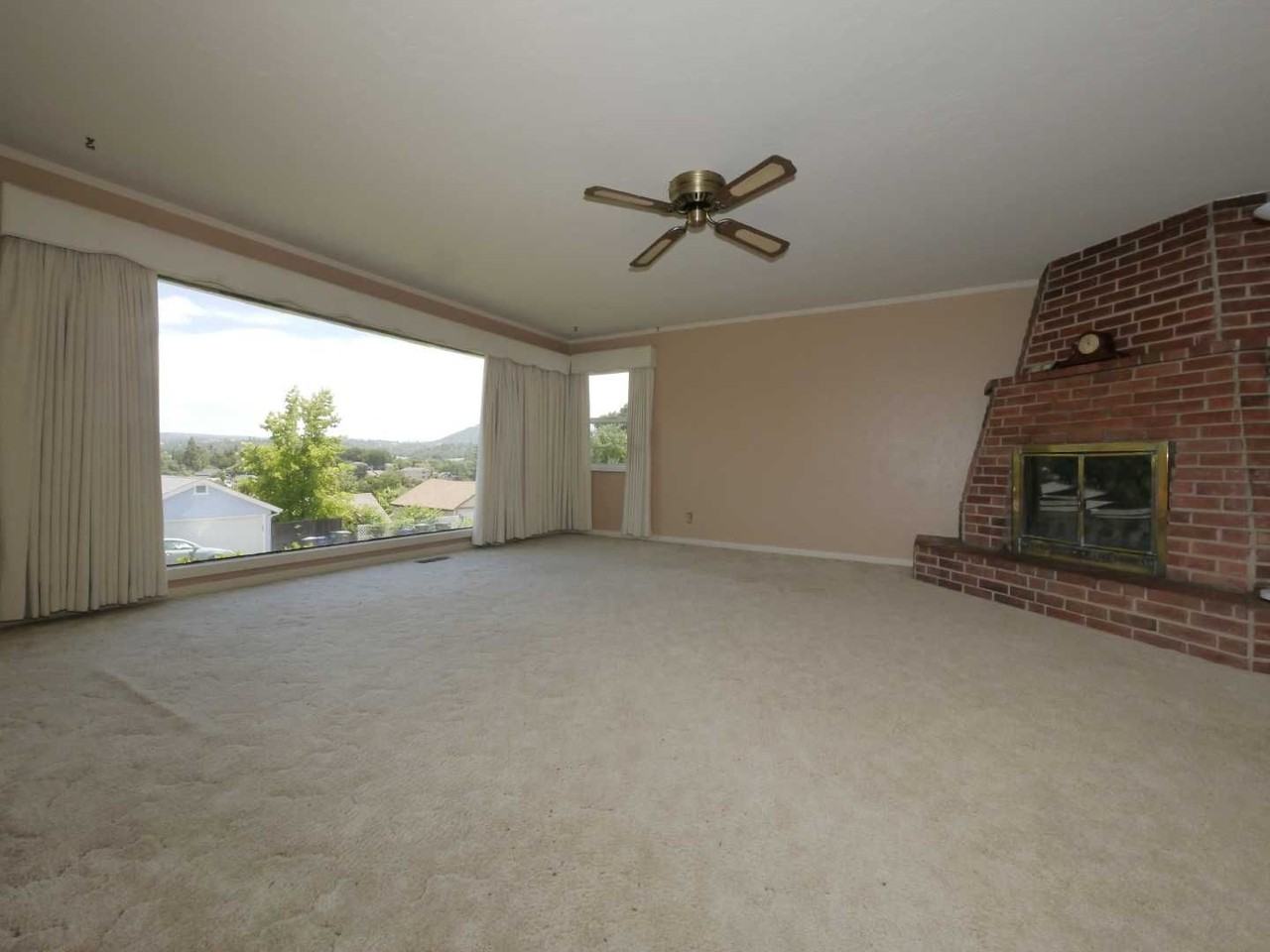 209 Schober St - Photo 2 of 11