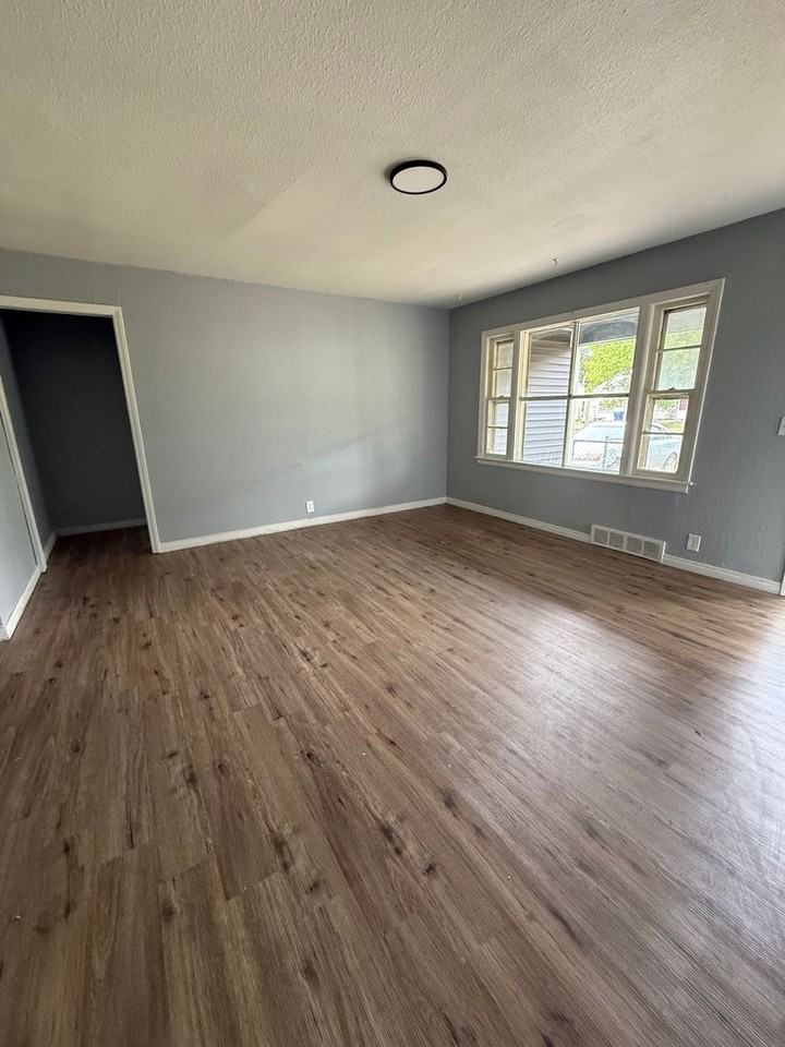 2325 N Poplar St - Photo 3 of 13