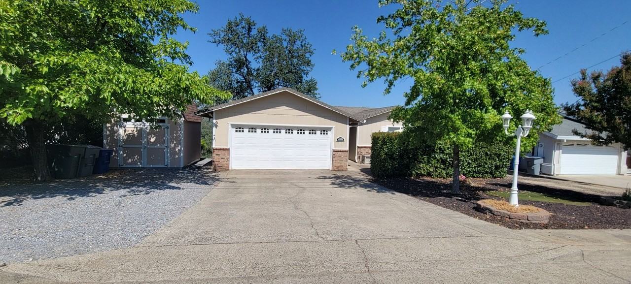 4660 Memory Ln - Photo 2 of 24