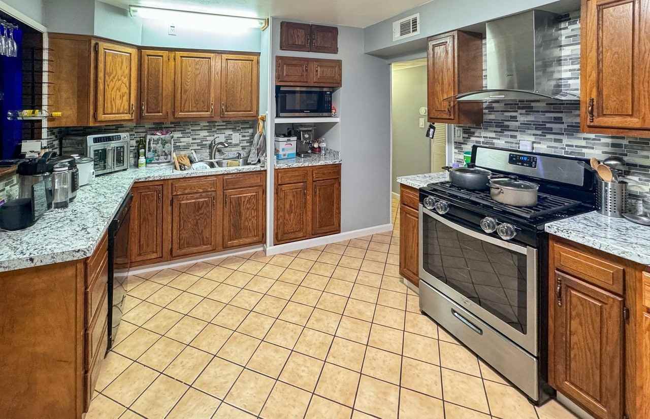 720 Macdonald Rd - Photo 3 of 14