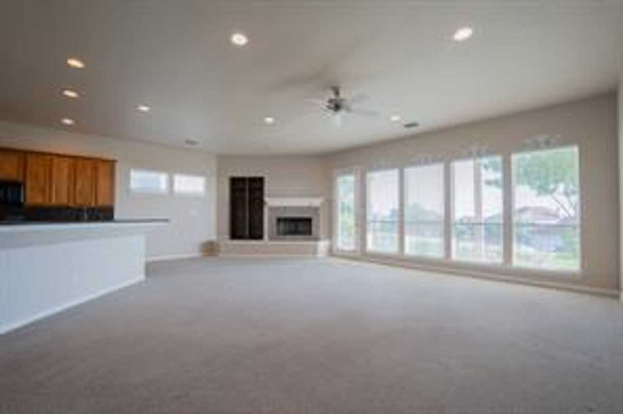 2909 Saratoga Dr - Photo 3 of 9