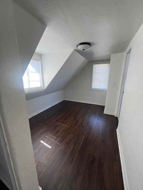 1131 E Whiting 1/2 - Photo 2 of 3