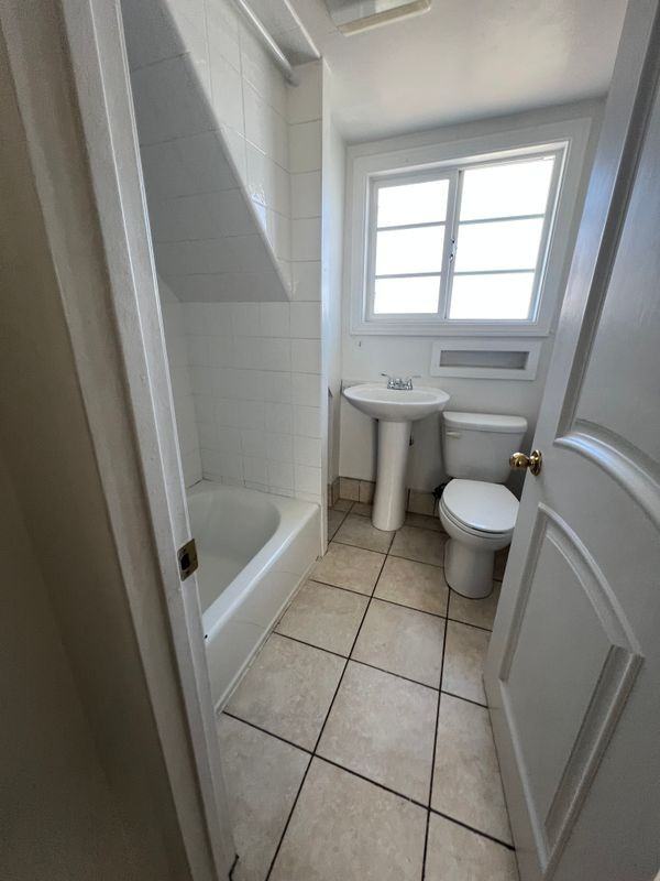 1131 E Whiting 1/2 - Photo 3 of 3