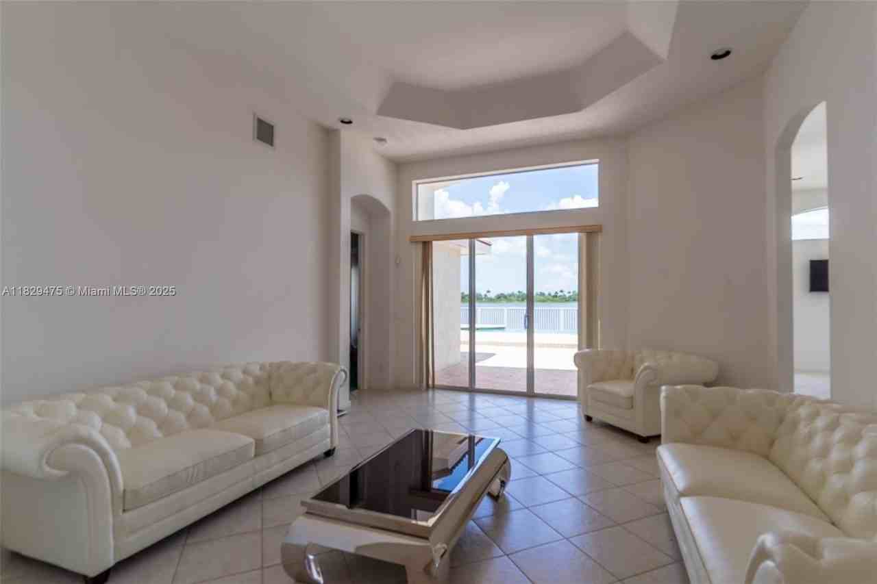 17999 Sw 35th St - Photo 4 of 14