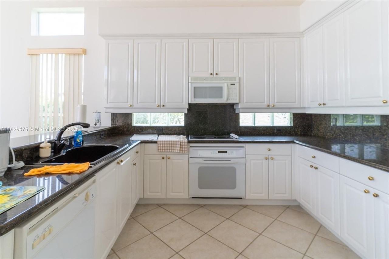 17999 Sw 35th St - Photo 6 of 14