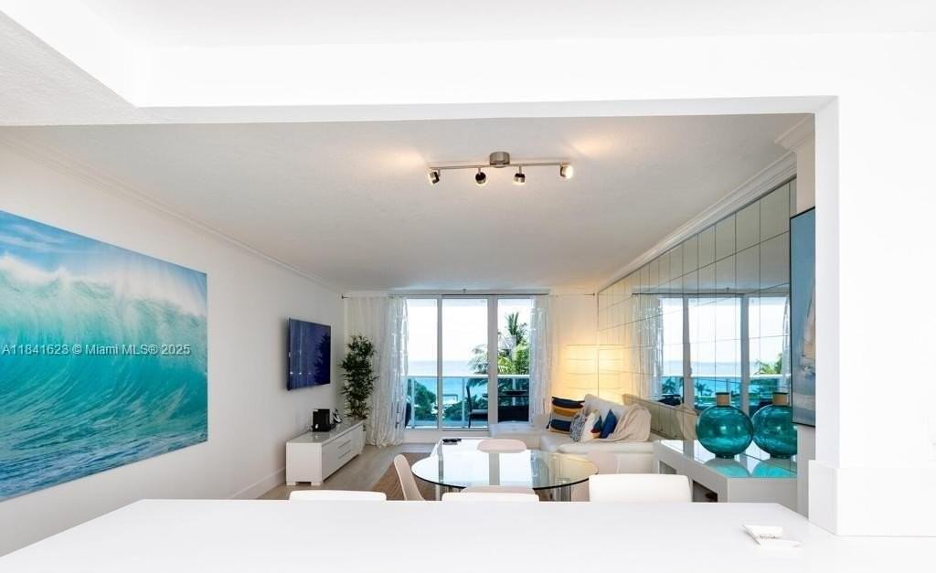 2301 Collins Ave #625 - Photo 3 of 32