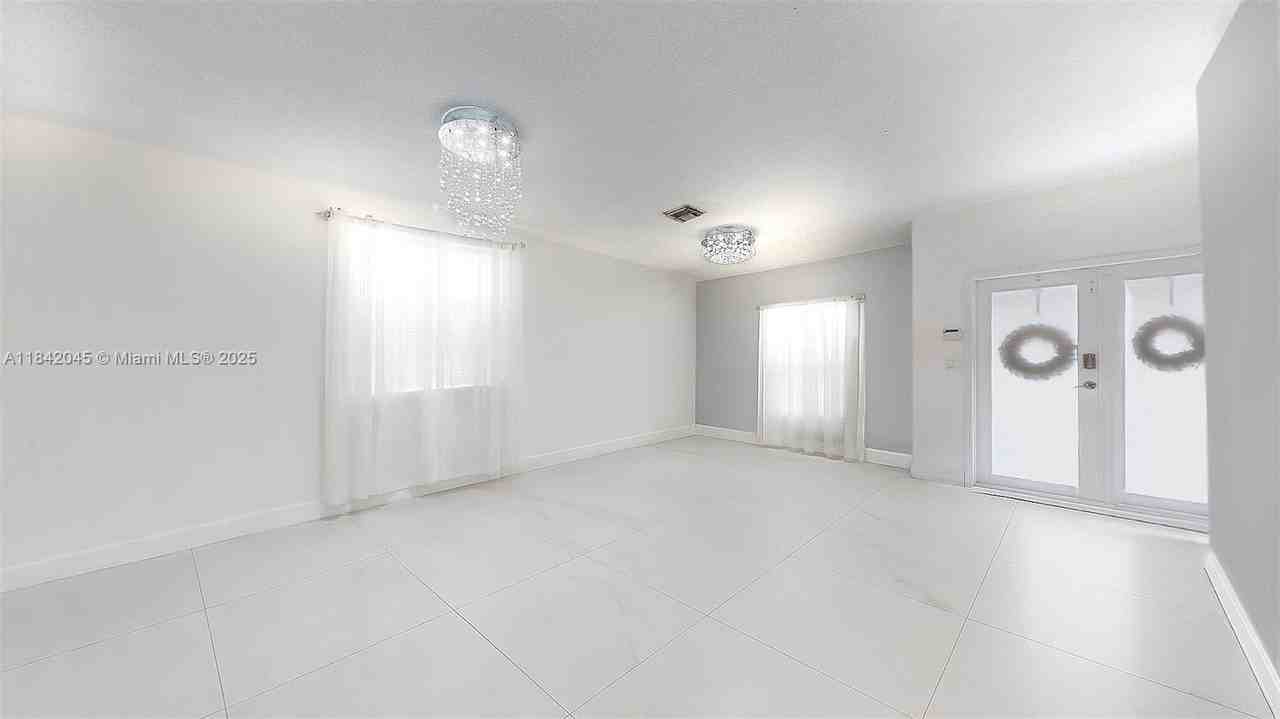 16247 Sw 92nd Ter #A - Photo 3 of 22