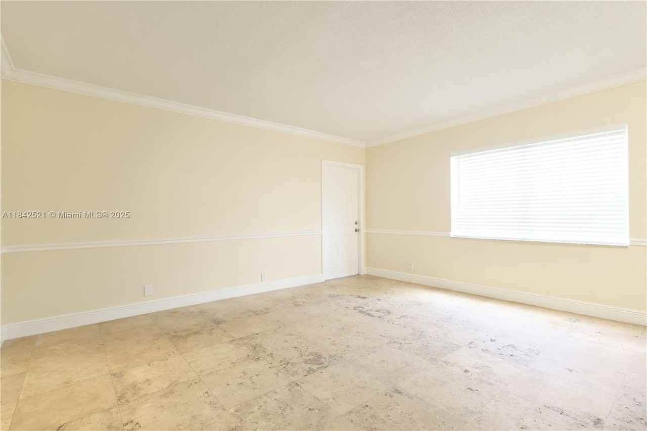 1429 Sw 9th St #5 - Photo 3 of 10