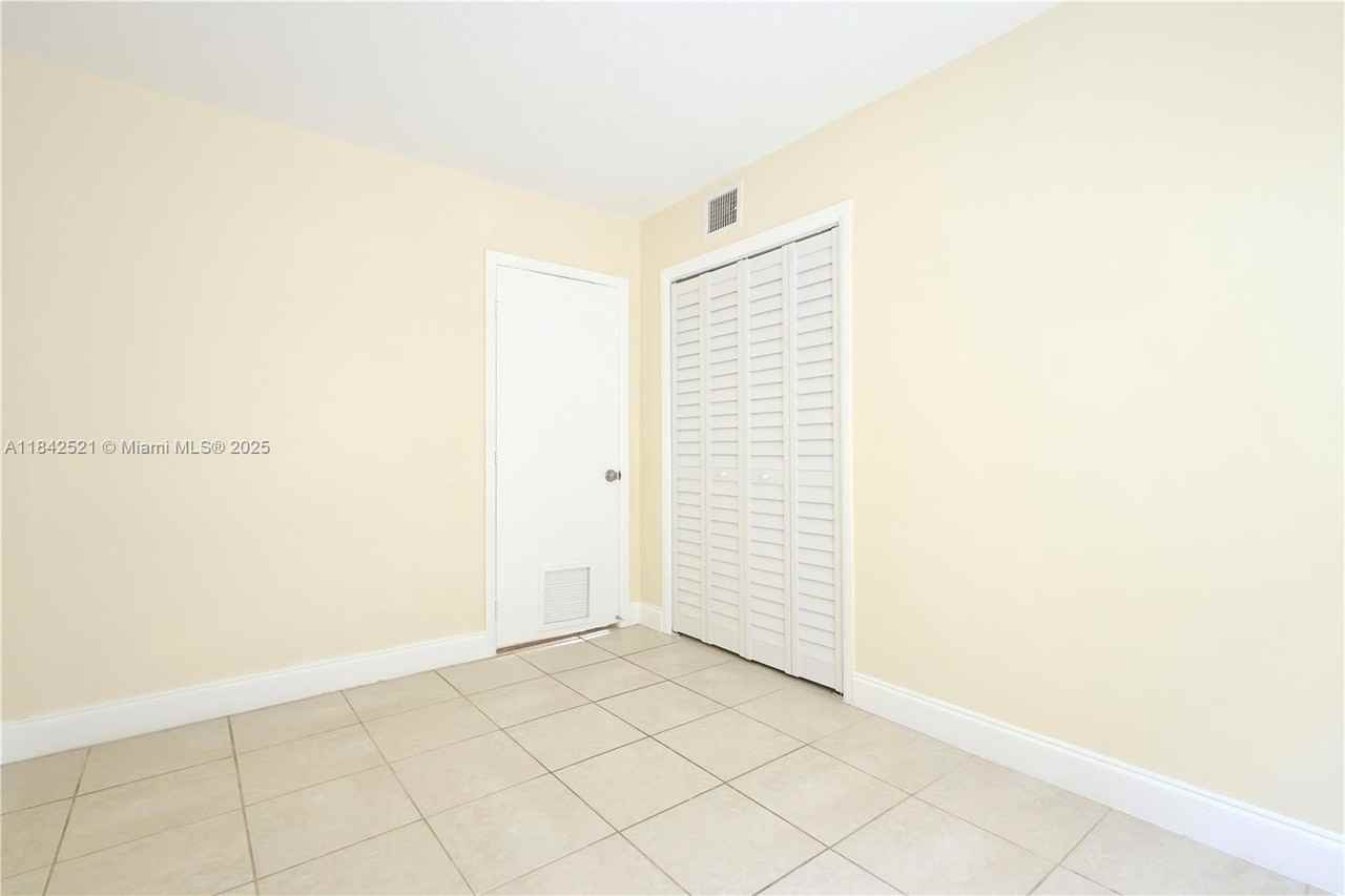 1429 Sw 9th St #5 - Photo 5 of 10