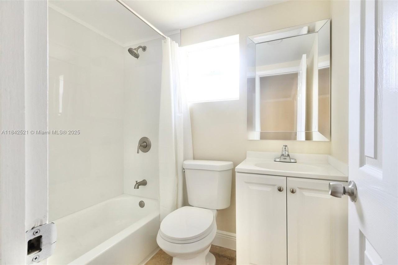 1429 Sw 9th St #5 - Photo 6 of 10