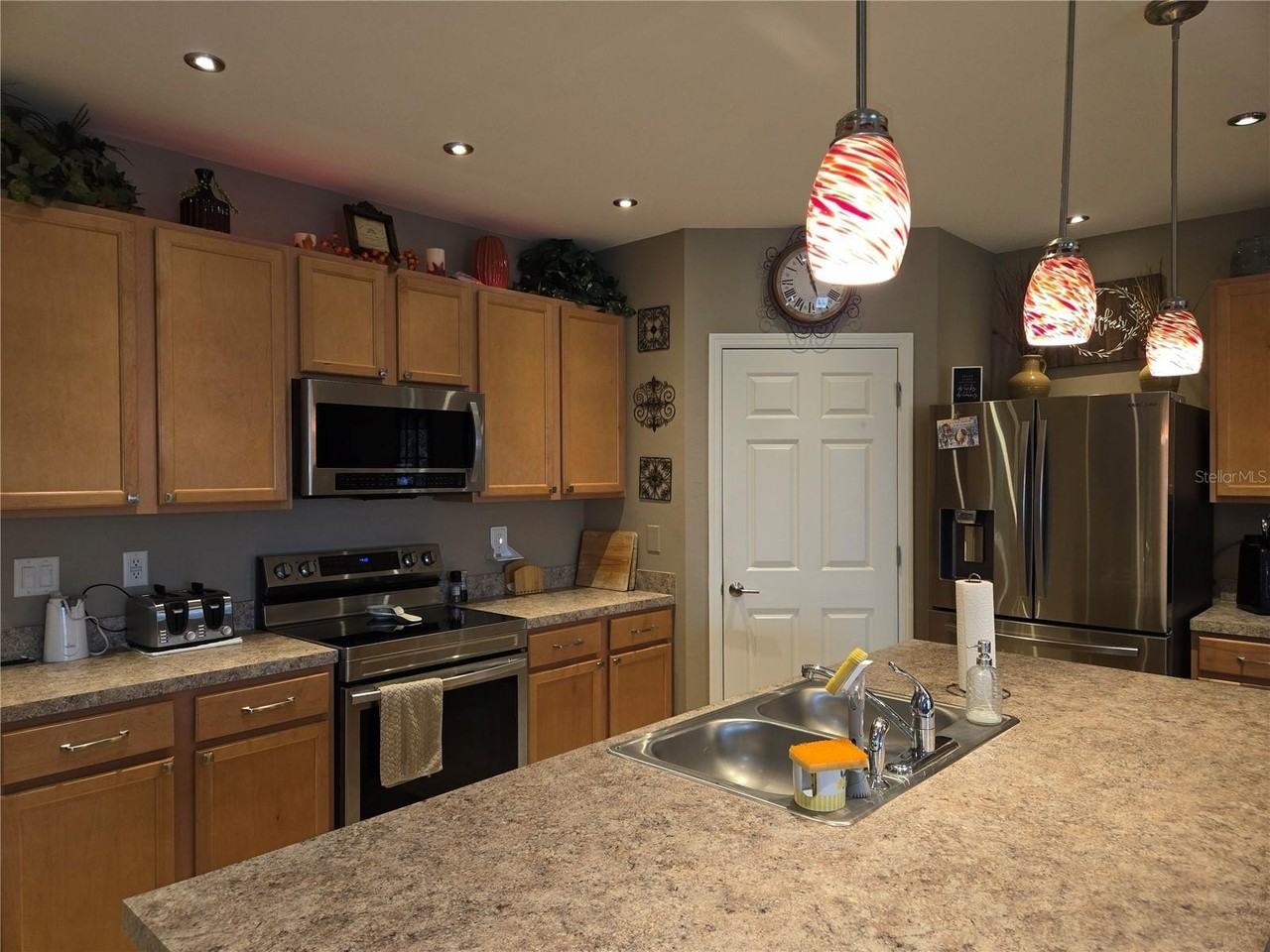 7436 Mikasa Dr - Photo 4 of 20