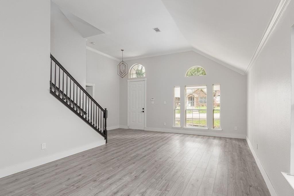 1925 Crestlake Dr - Photo 6 of 23