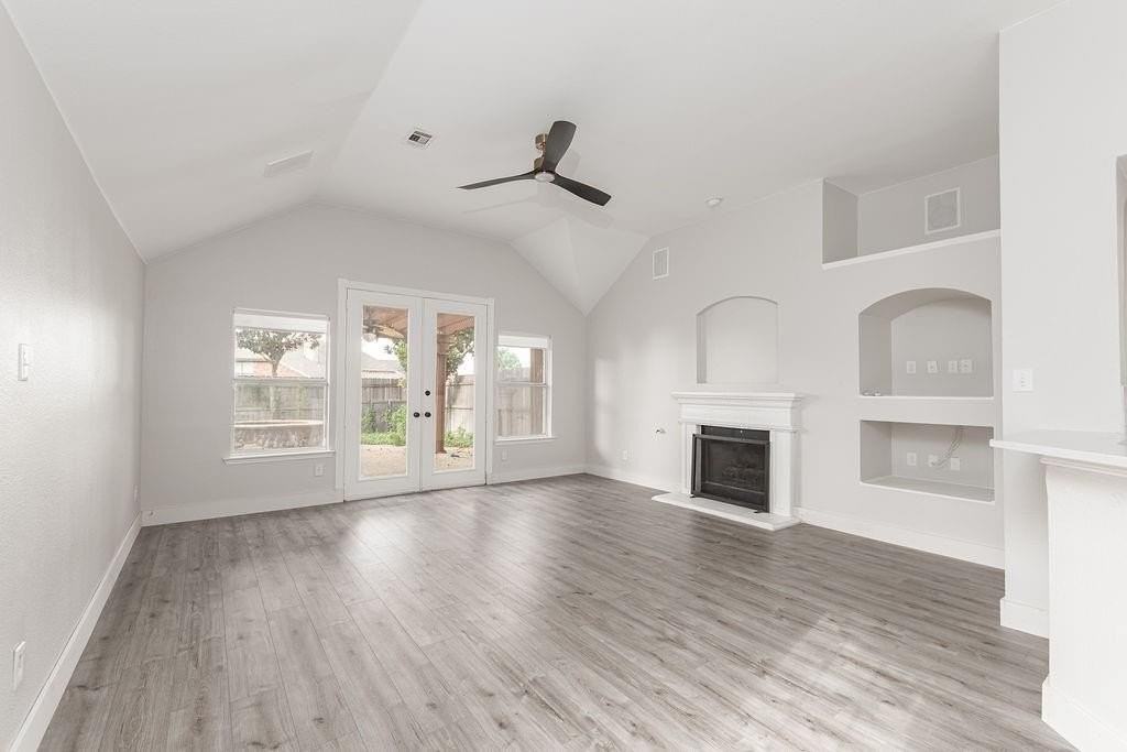 1925 Crestlake Dr - Photo 3 of 23