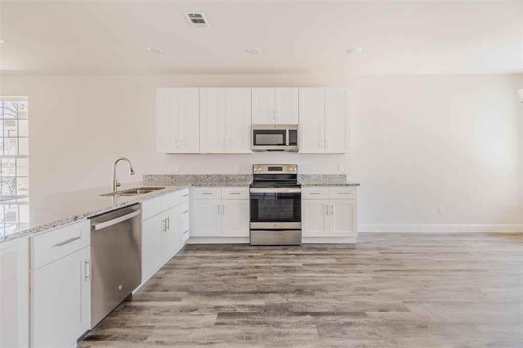 2900 Avenue C - Photo 4 of 27