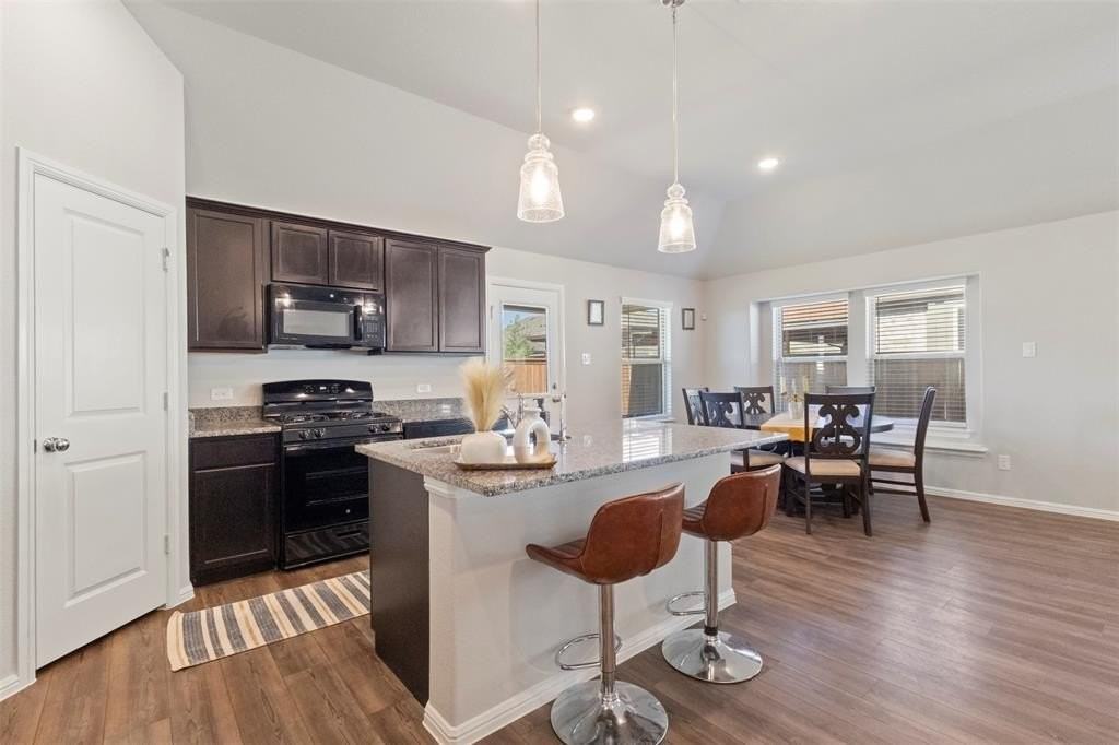 1421 Avalon Court - Photo 3 of 38