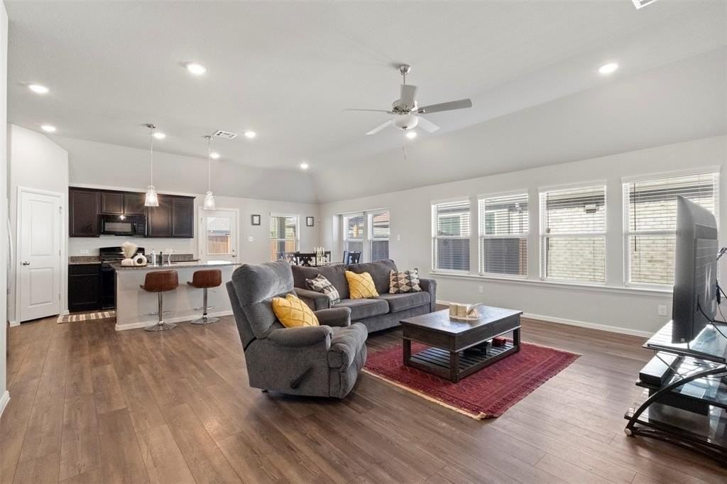 1421 Avalon Court - Photo 5 of 38