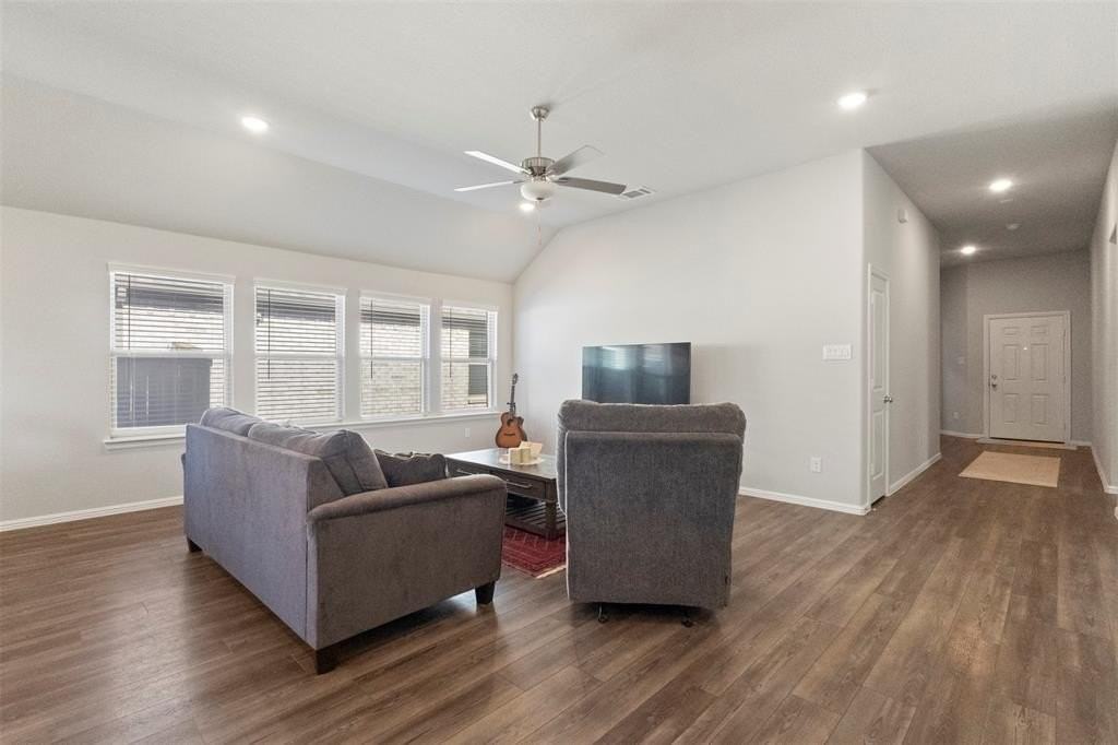 1421 Avalon Court - Photo 7 of 38