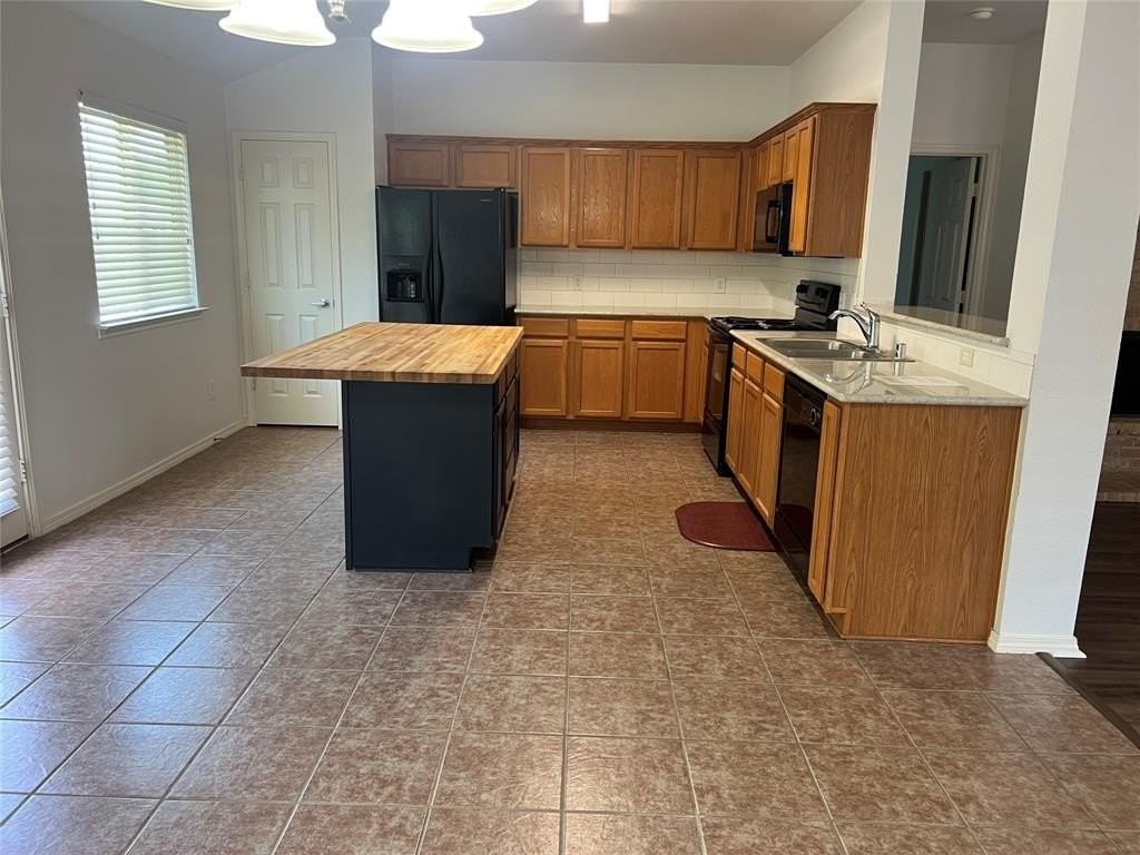 800 Mahogany Dr - Photo 4 of 21