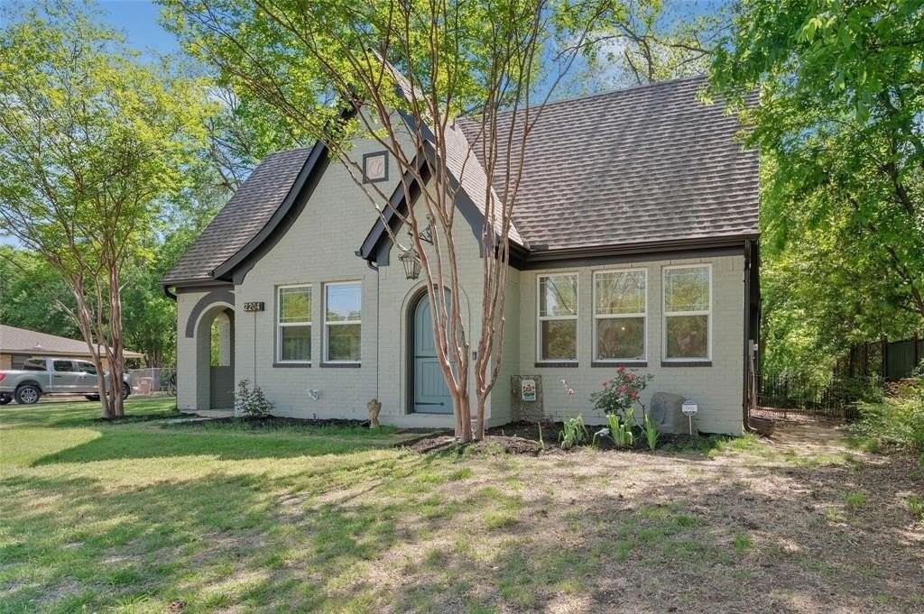 2204 Burning Tree Ln - Photo 3 of 29