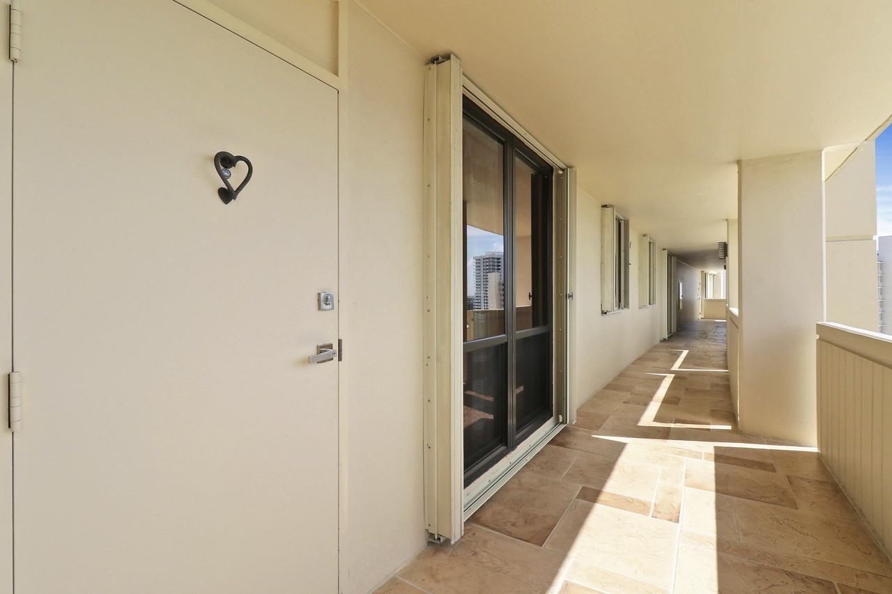 130 Lakeshore Dr #1121 - Photo 3 of 47